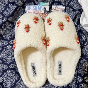 Oh Snap! Womens cozy Sherpa cream Slippers with Gingerbread Design- NWT